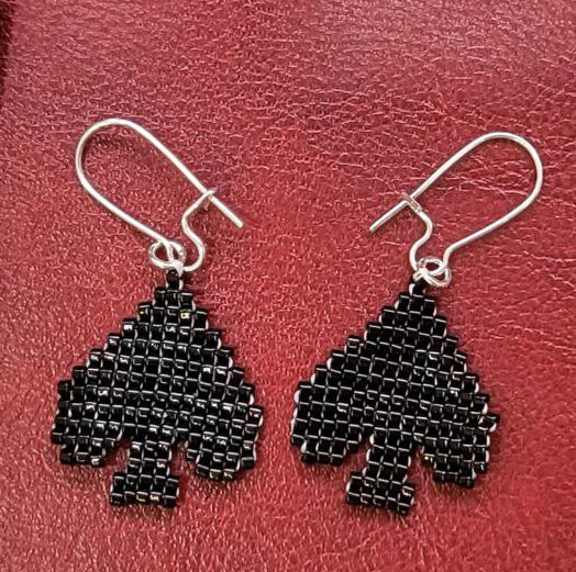 Earrings shaped like spades from a playing card